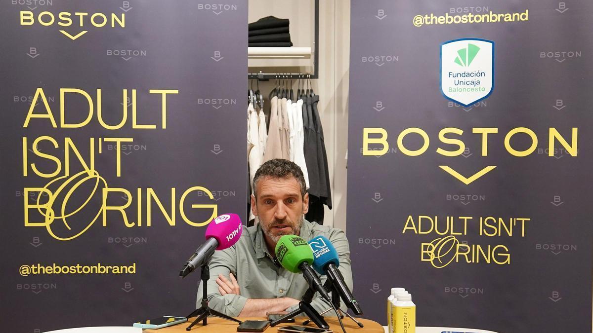 Ibon Navarro atiende a la prensa.