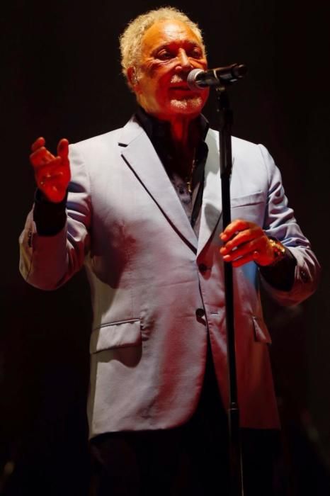 Tom Jones hace rugir Vigo