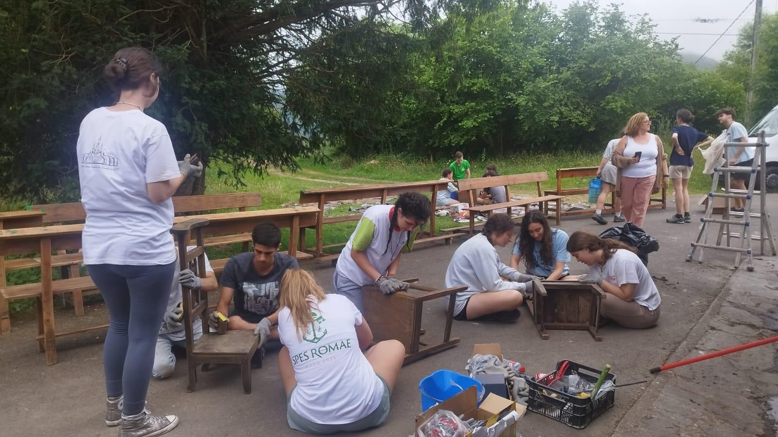 Más de medio centenar de jóvenes voluntarios de Madrid ayudan a recupera el patrimonio de Cabrales