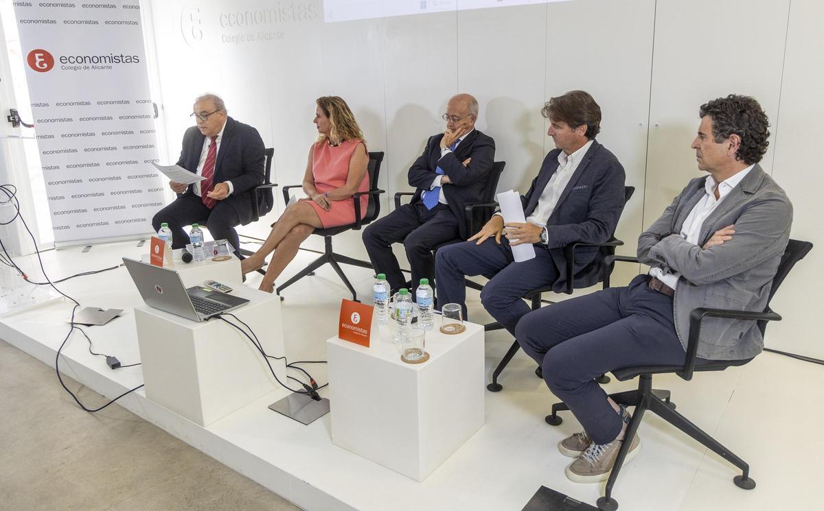 Los participantes en la jornada organizada por el Colegio de Economistas de Alicante.