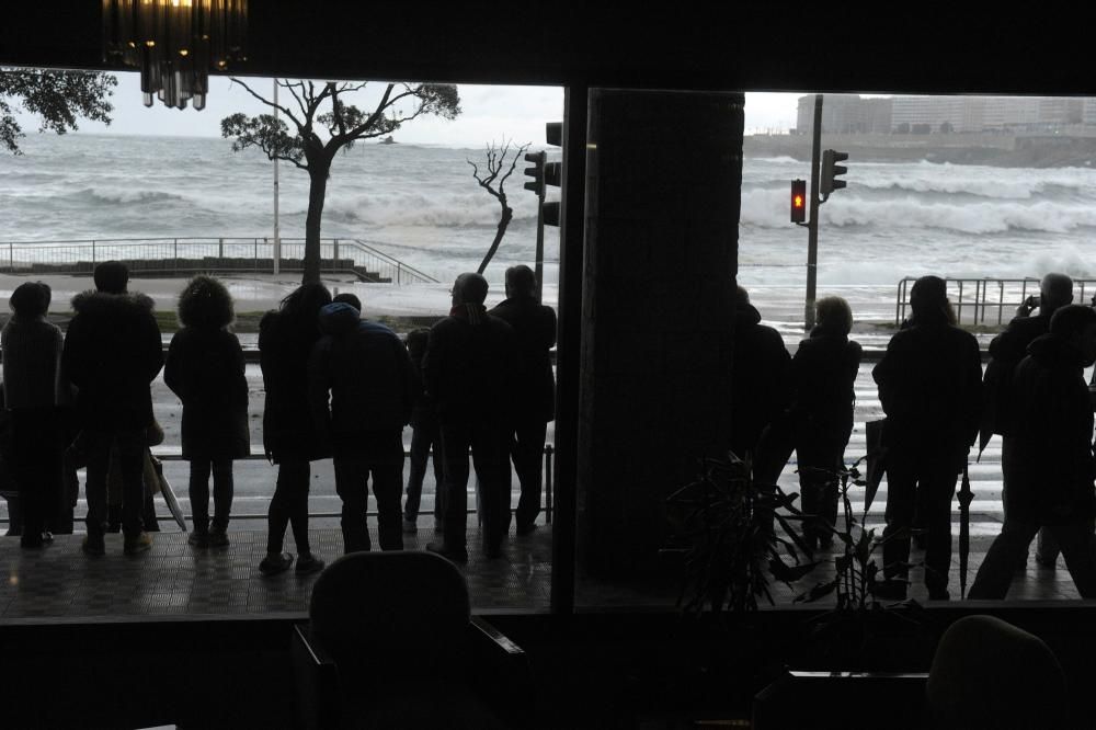 El temporal obliga a cortar el paseo marítimo