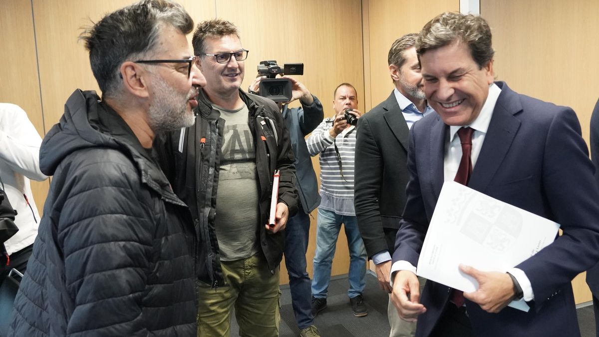 El consejero de Economía y Hacienda, Carlos Fernández Carriedo, preside la Mesa de la Automoción con la participación de los representantes de los agentes económicos y sociales y del sector de la automoción de Castilla y León