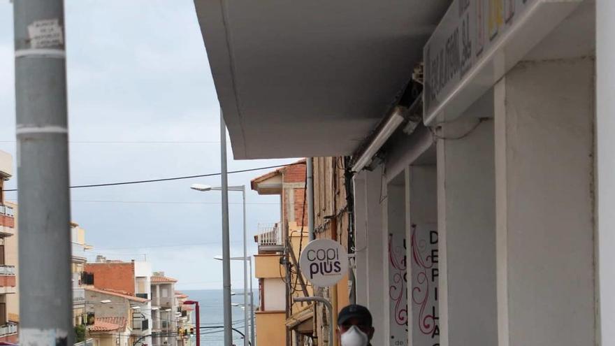 Un veí de l&#039;Escala passejant amb la mascareta.