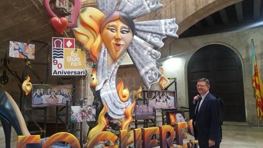 El monumento fogueril instalado estos días en el Patio Gótico del Palau de la Generalitat.