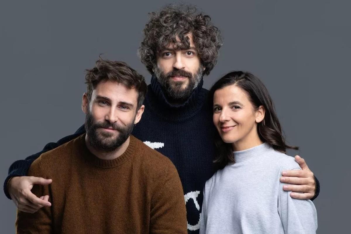 José María Esbec, en el centro, junto a los actores que dan vida a "Rompientes"