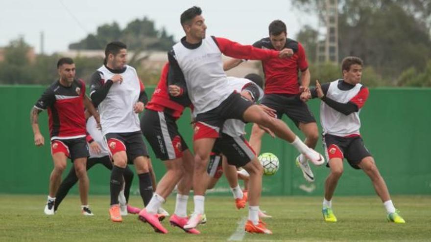 Los jugadores del Elche, durante un juego, en el entrenamiento de ayer en el anexo.