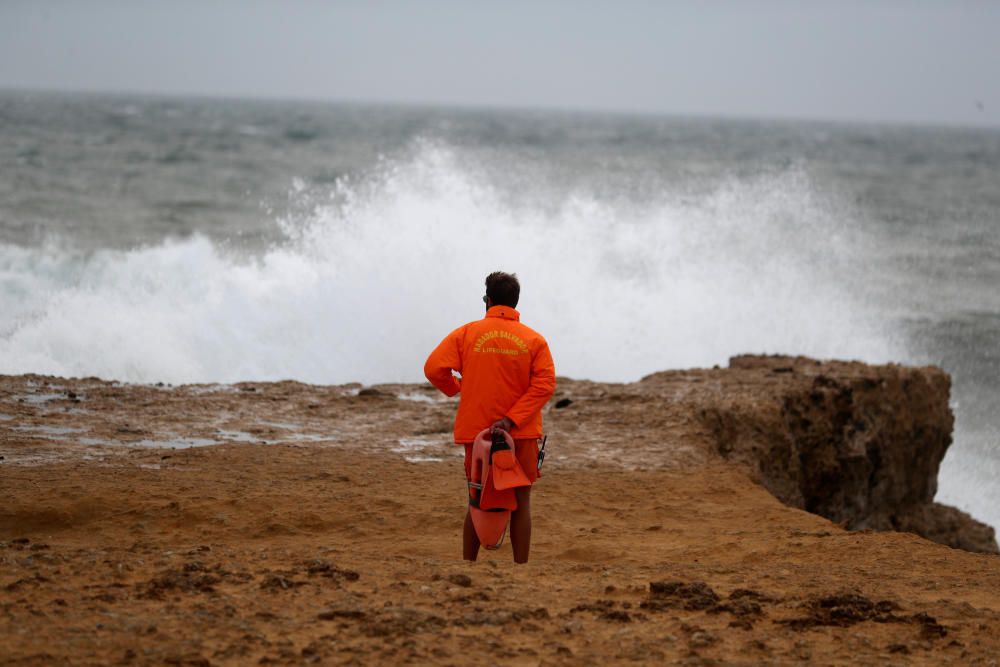Fort onatge a la costa portuguesa a causa del pas de l'huracà "Leslie"