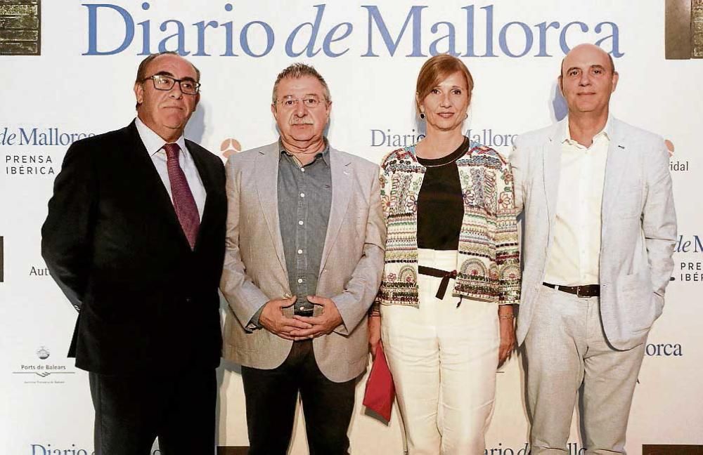  José Manuel Atiénzar, Manolo Bosch, Alejandra Vanoli y Claudio Mirasso posan en el Palau de Congressos de Palma.