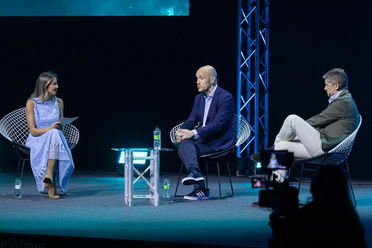 Carlos Arranz (Real Zaragoza) y Nacho Simavilla (Casademont), junto a la periodista Celia Gimeno en la tercera jornada de The Wave 2026, este jueves en Zaragoza.
