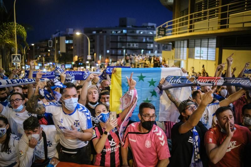 Derbi canario: La UD Las Palmas es recibida por los aficionados del CD Tenerife