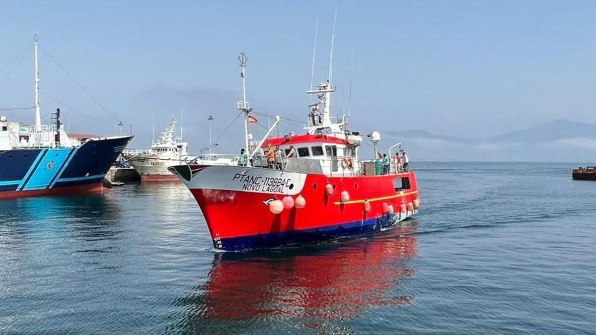 Un buque palangrero a su entrada en el puerto de O Berbés.