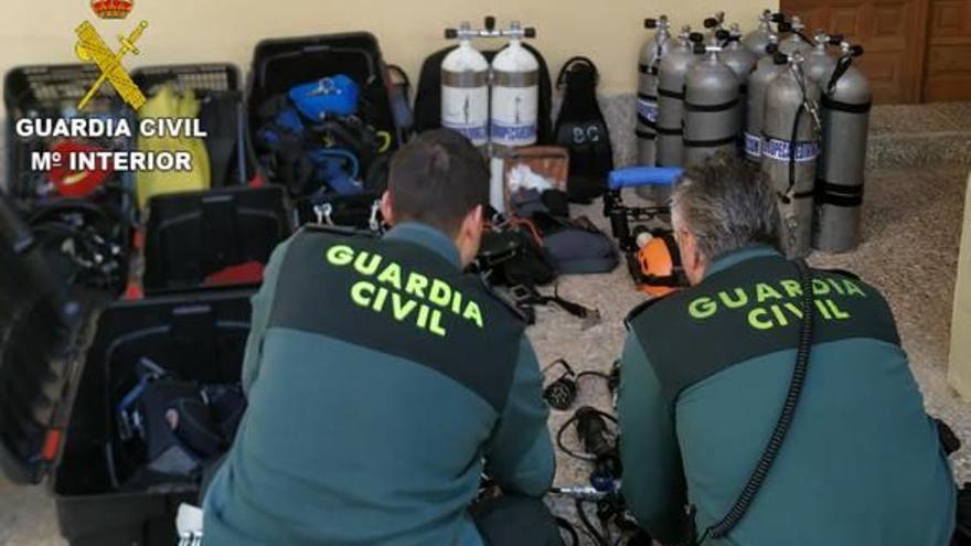 La Guardia Civil interviene los equipos de buceo al monitor rescatado en Benitatxell