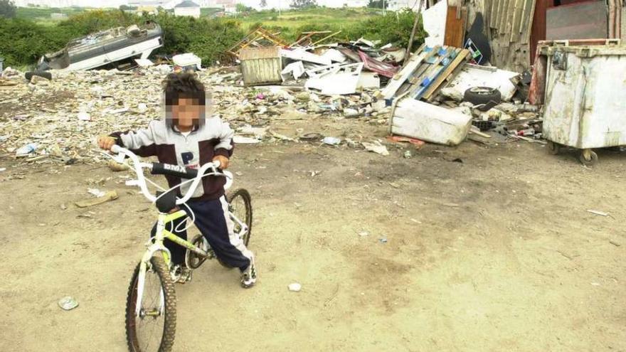 Un niño en un poblado de chabolas.