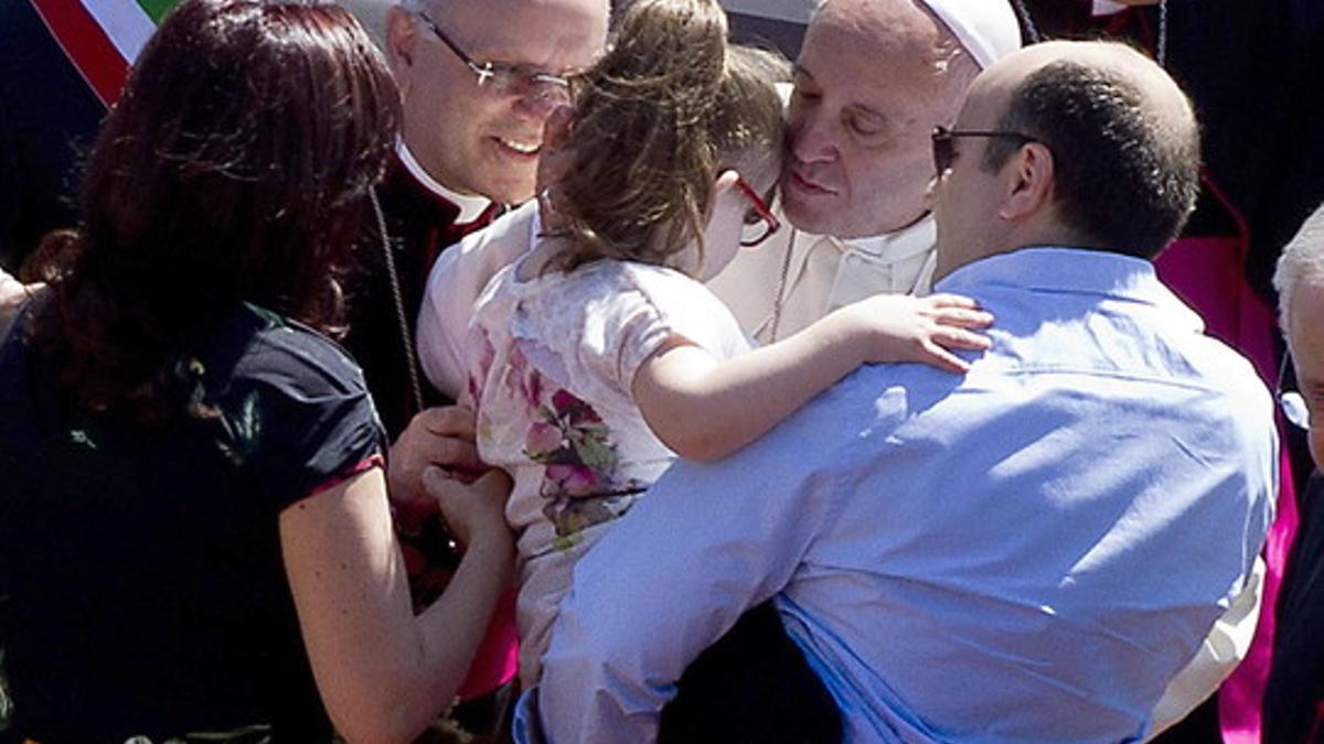 El papa Francisco besa a una niña tras la misa que ha celebrado este sábado en Sibari (Calabria, Italia).