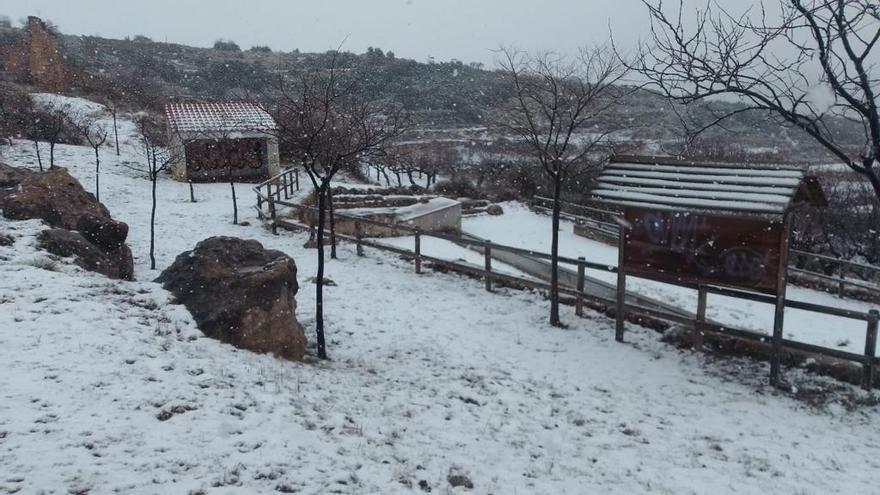 Rescatan a siete escolares en un autobús atascado por la nieve en el interior de Castellón