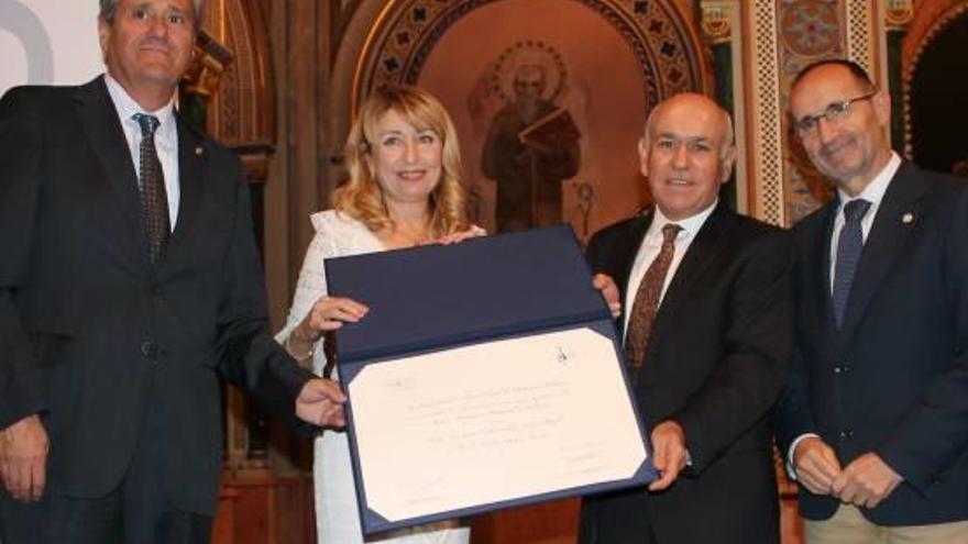El doctor Froilán Sánchez recogió ayer el IV Premio al Mejor Médico Rural del colegio provincial.