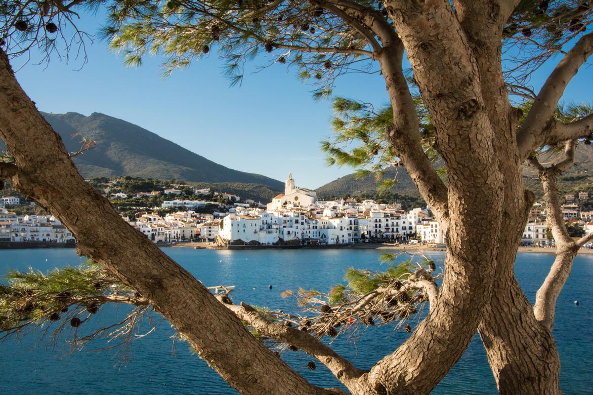 Pueblo de Cadaqués por el mar Mediterráneo