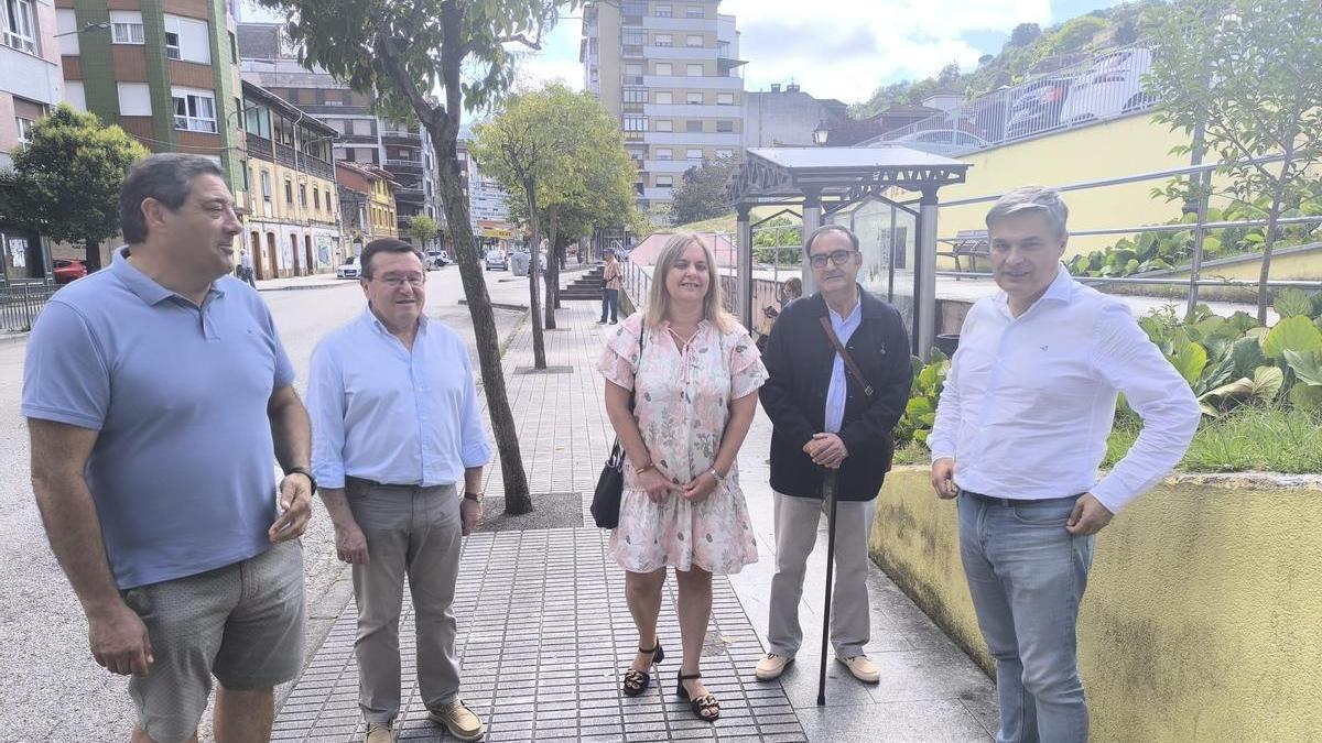 José Manuel Pimentao, Rafa Alonso, Ana Clavería, José Manuel Lueje y Pedro de Rueda, en la parada de autobús de El Entrego.