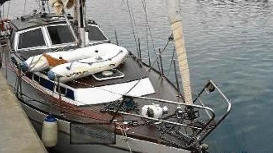 El veler, de 12 metres d&#039;eslora, ara es troba al port de Blanes a l&#039;espera de ser retornar al seu propietari.