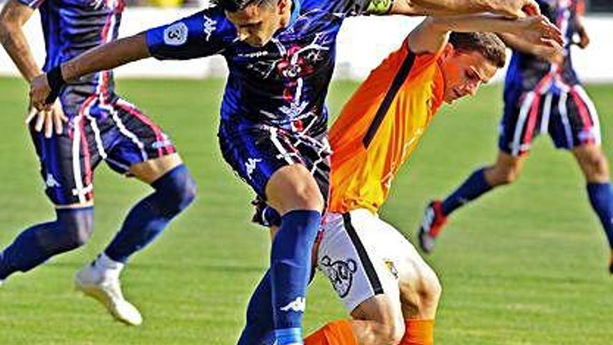 Dani pelea un balón con un futbolista del Burgos Promesas.