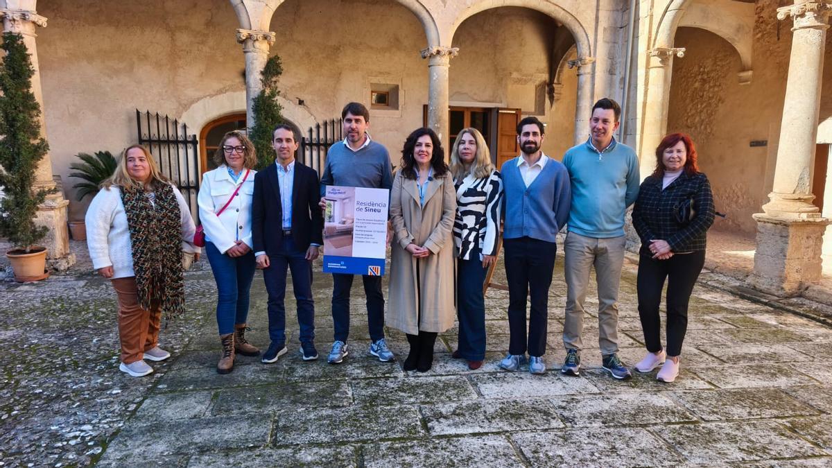Autoridades autonómicas, insulares y municipales, este lunes en el Ayuntamiento de Sineu.