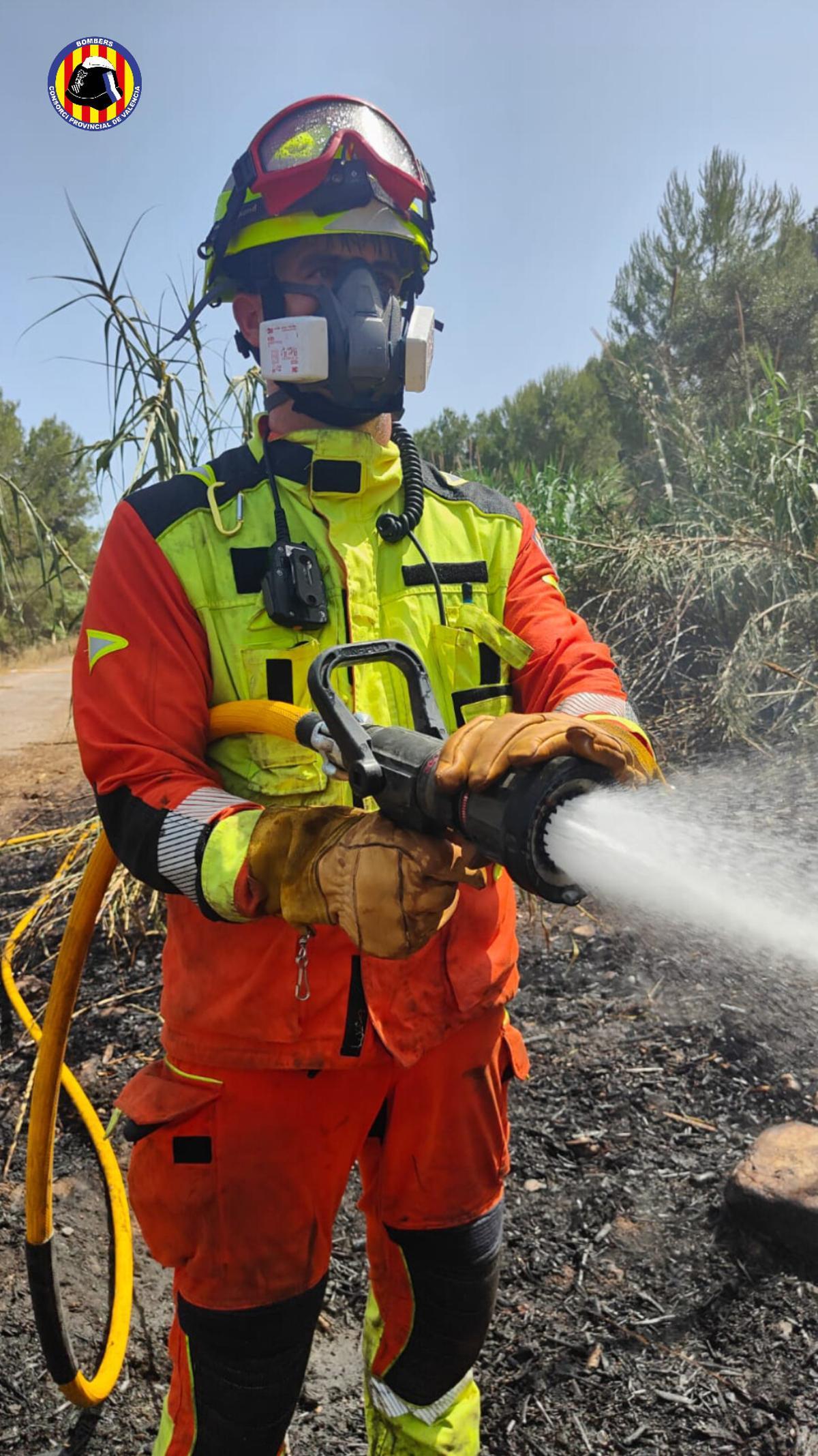 Bomberos trabajan para extinguir el incendio declarado en Estivella