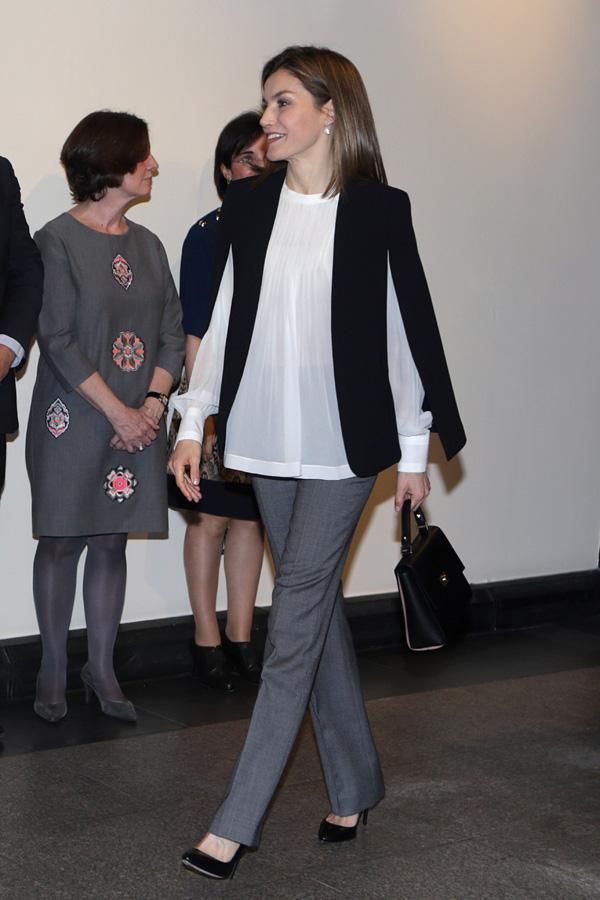 El conjunto de Letizia Ortiz con capa de Zara