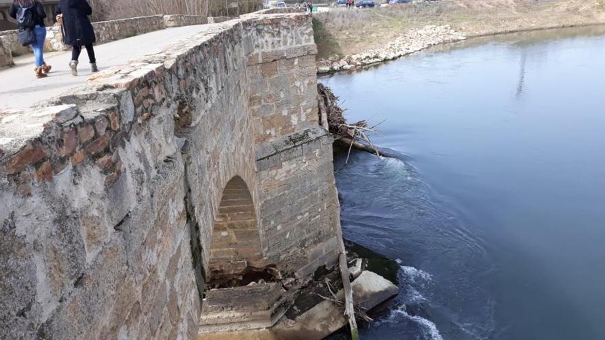 Los vehículos agrarios podrán circular por un carril de la A-6 ante el cierre del puente de Castrogonzalo