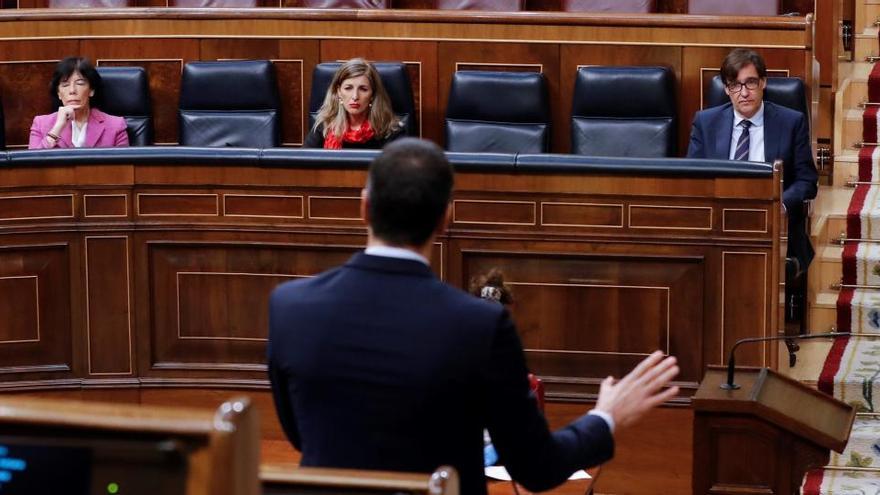 El president Sánchez, d&#039;esquena, es dirigeix als assistents a la sessió de control al Congrés |