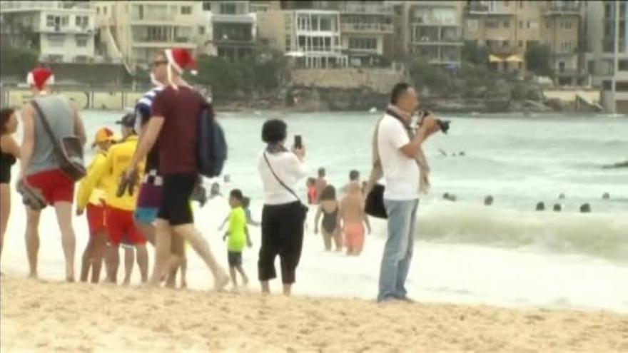 Los australianos disfrutan de la Navidad en la playa