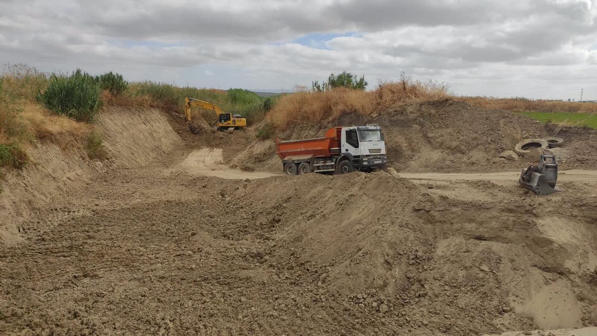 El Ministerio de Transportes inicia la limpieza del arroyo Cañetejo en Villa del Río para prevenir inundaciones.