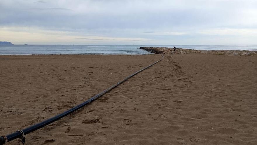 El misterio de los tubos de 60 metros que aparecen en la playa en El Campello
