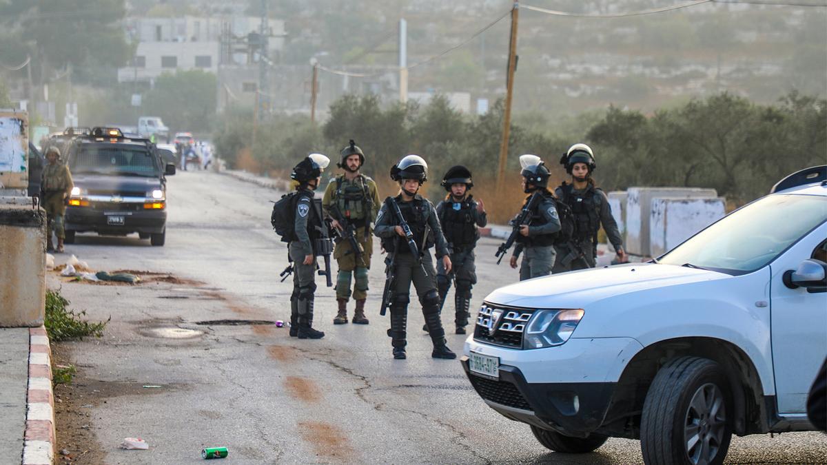 Guardias fronterizos israelíes bloquean la entrada en el sur de la ciudad de Nablús, en Cisjordania.