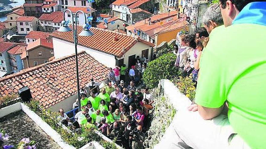 Aspecto que mostraba ayer la fuanti&#039;l Cantu de Cudillero durante el bautizo pixueto. / vicente díaz peñas