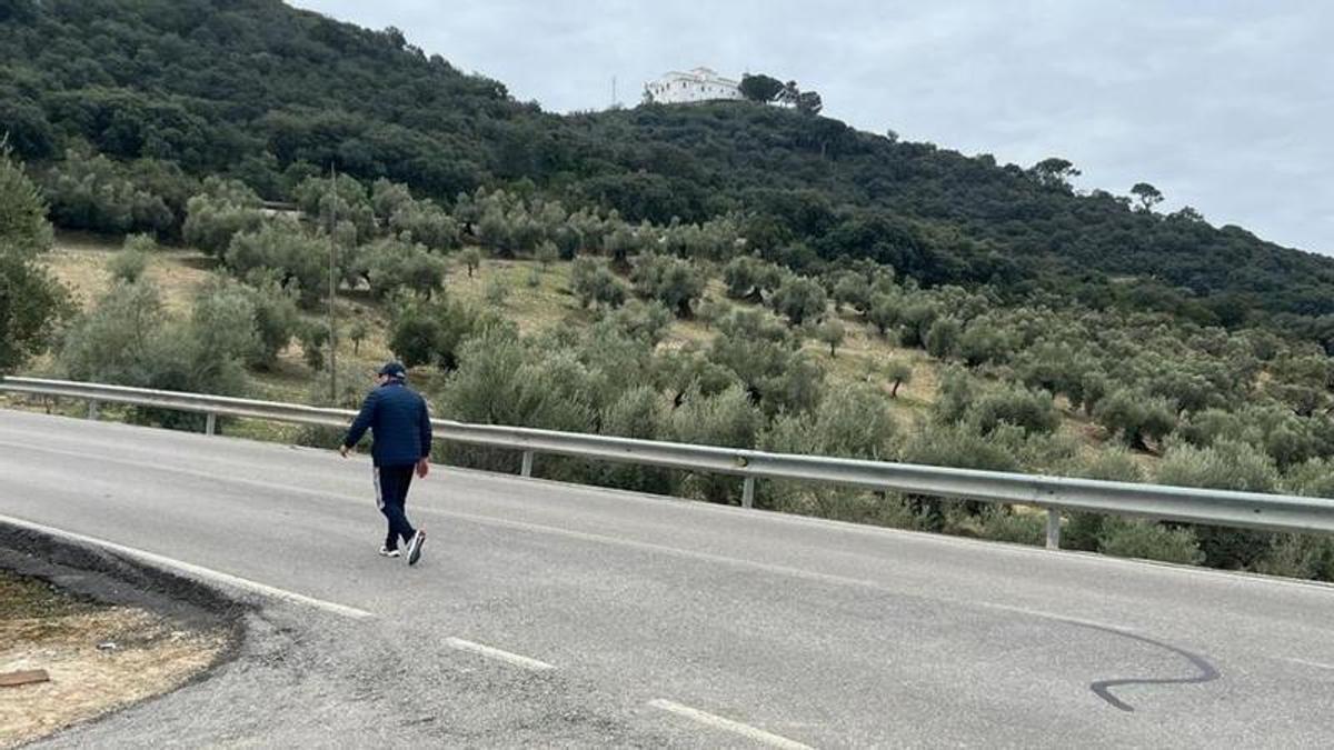 Carretera de acceso a la Sierra de Aras en Lucena.