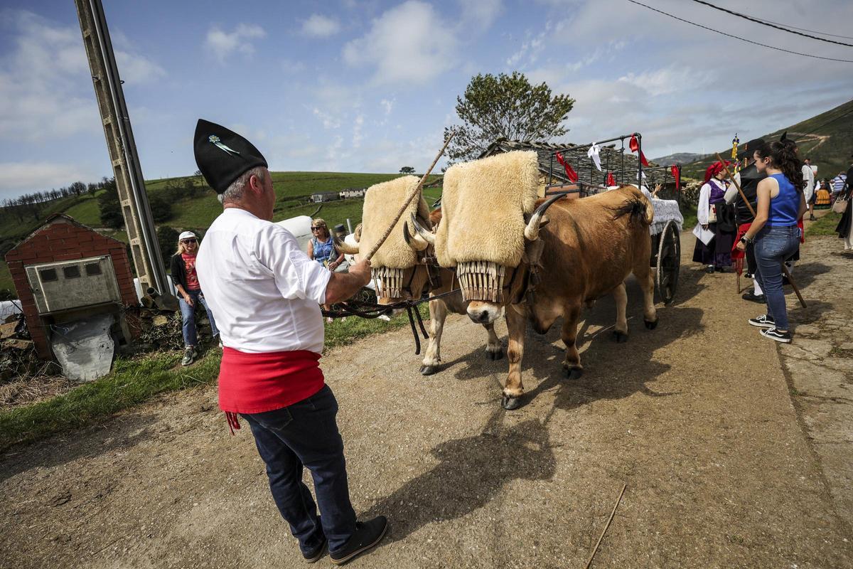 En imágenes: Así es la boda vaqueira que cada último domingo de julio llena la braña de Aristébano