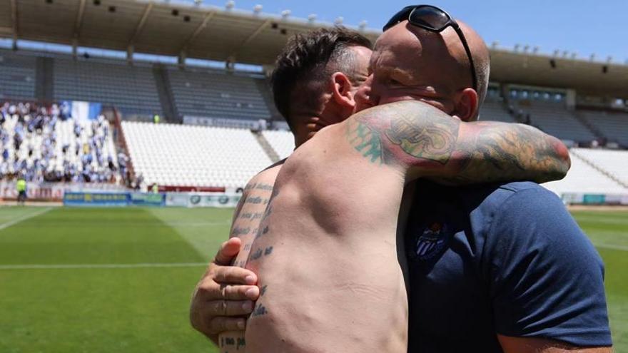 El propietario del Atlético Baleares, Ingo Volckmann, emocionado se abraza a Joan Vich.