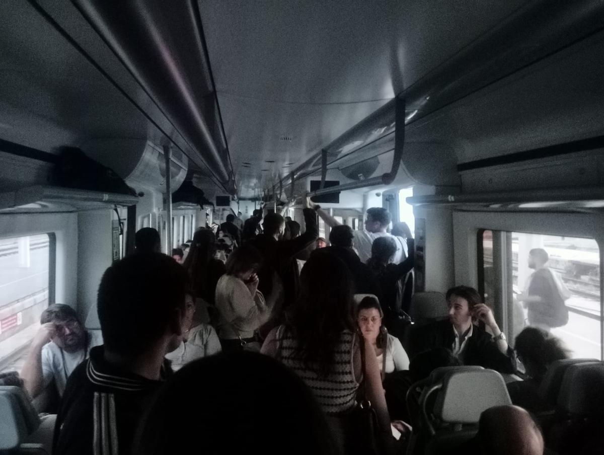 Pasajeros sin luz ni aire acondicionado, ayer martes en València