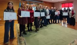 Medallas de oro y plata por una vida de trabajo en el Ayuntamiento: Langreo distingue a quince empleados municipales por su dilatada trayectoria