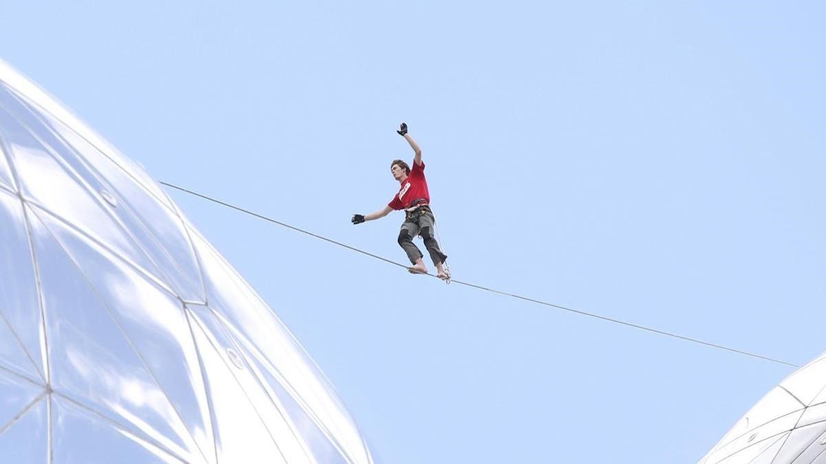 Funambulista en el Atomium de Bruselas.