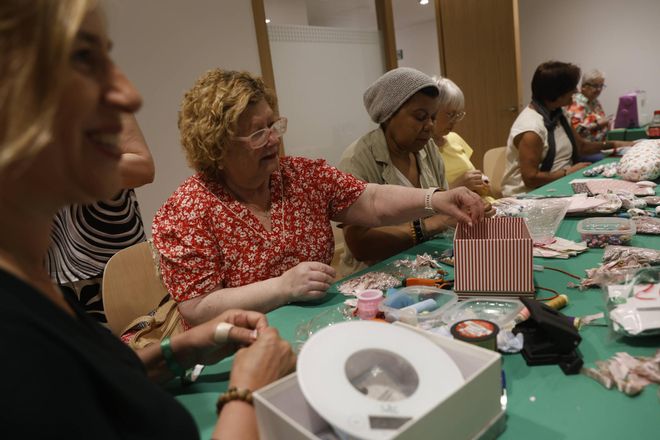 Corazones llenos de compañerismo en Gijón para mujeres operadas de cáncer de mama (en imágenes)