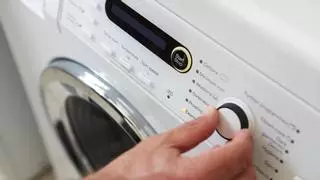 La funcionalidad secreta de la lavadora que muy poca gente conoce: el botón que mejora los lavados