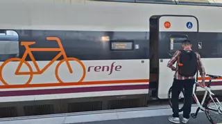 Ya es posible viajar en los trenes de Galicia sin desmontar la bicicleta sin pagar suplemento