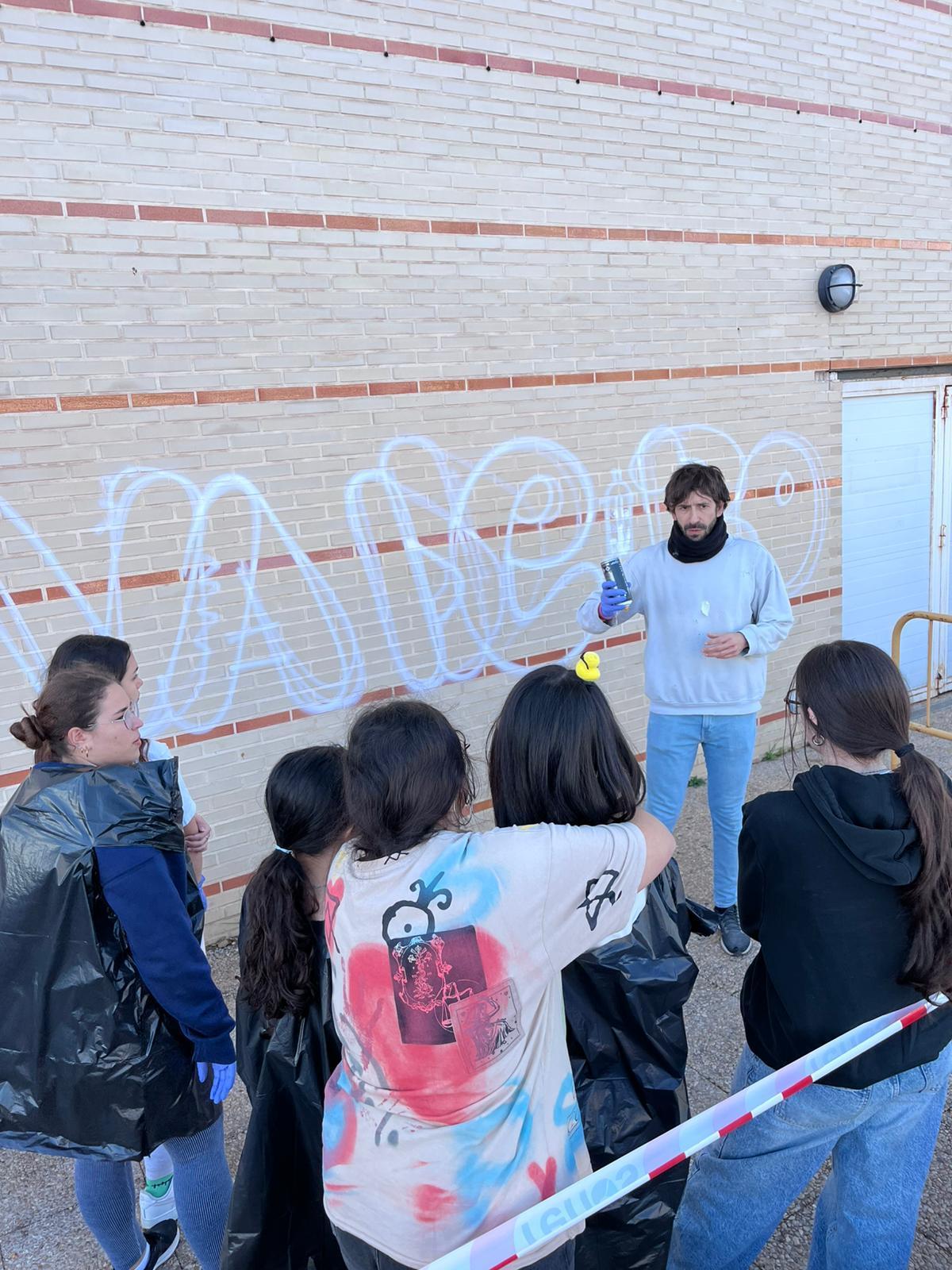 Alumnat durant una xarrada amb l'artista.