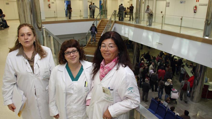 María Vistoria de la Torre, María Nieto e Inmaculada Martínez, en el Hospital Clínico.