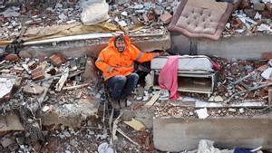 Mesut Hancer toma la mano de su hija Irmak, de 15 años, que murió en el terremoto en Kahramanmaras, Turquía cerca del epicentro. Un terremoto de magnitud 7,8 sacudió el sureste del país, el 7 de febrero de 2023. Los rescatistas en Turquía y Siria desafiaron el clima gélido, las réplicas y el derrumbe de edificios, mientras excavaban en busca de sobrevivientes enterrados por un terremoto que mató a más de 5.000 personas.