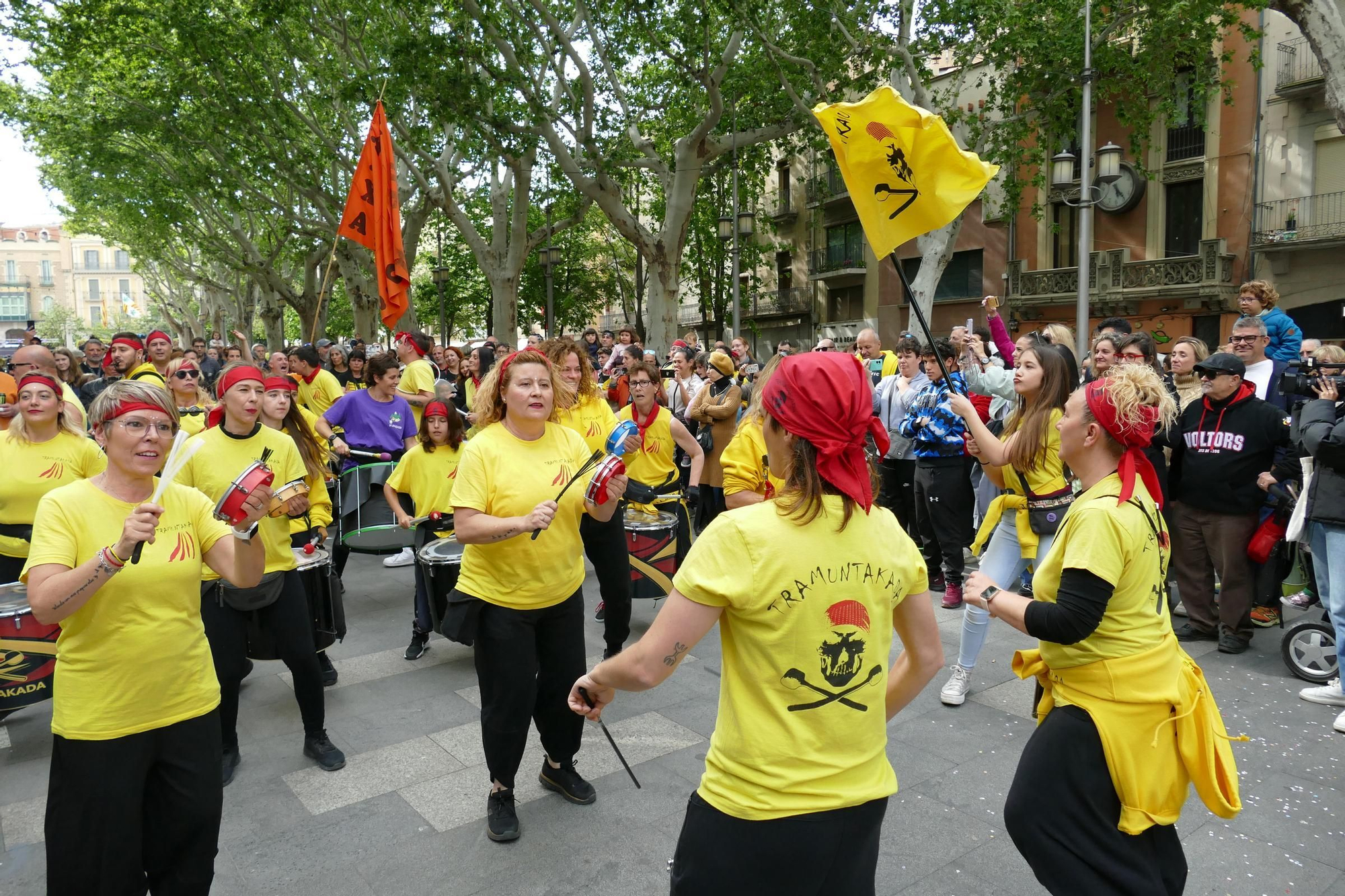 Figueres ressona amb una gran batucada de Santa Creu