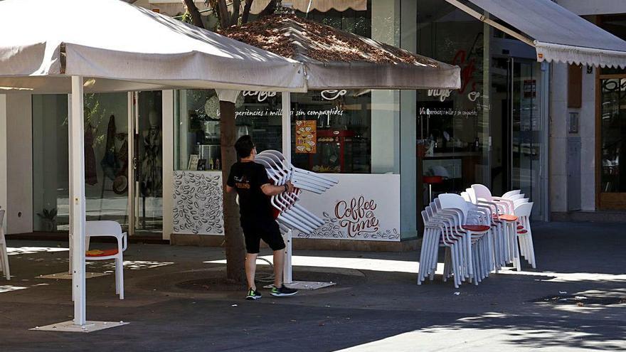 Recullen la terrassa d&#039;una cafeteria a Lleida una vegada entrat en vigor el confinament.