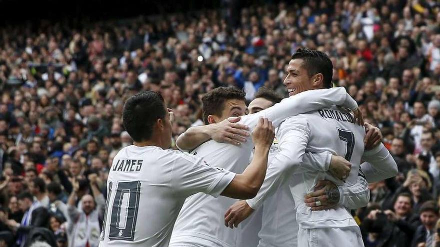 Los jugadores del Madrid celebran el primero de los dos goles de Ronaldo al Athletic. // Reuters