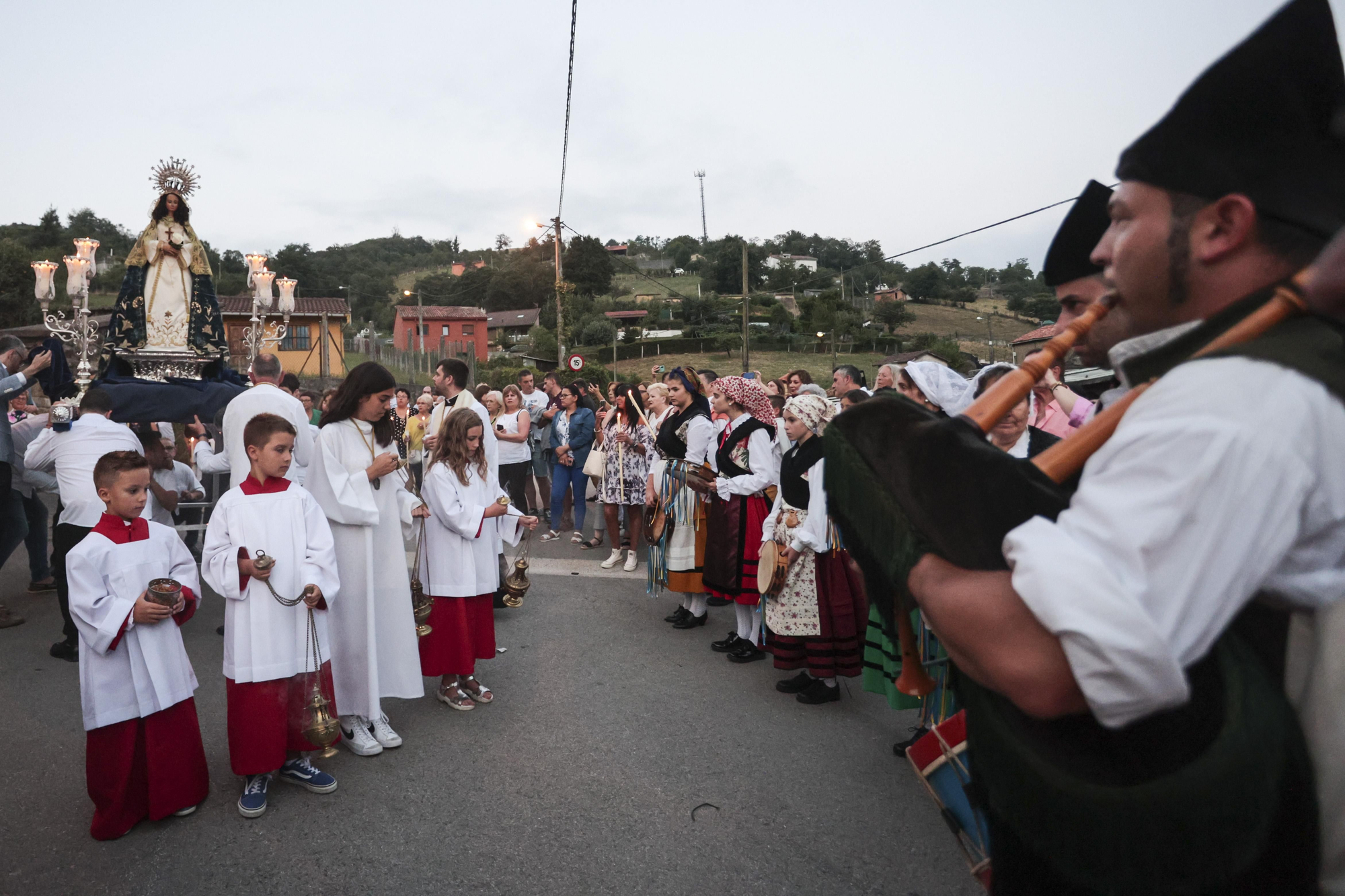 Así fue la procesión de la virgen del Otero que iluminó la noche de Pola de Laviana